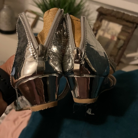 Silver strap sandals. Size 8. - Picture 8 of 8